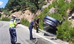 Balıkesir Sındırgı’da Feci Kaza! Otomobil Tıra Çarparak Şarampole Devrildi: 4 Yaralı Var!