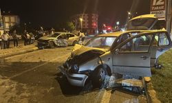 Erzincan’da Feci Kaza: Kavşakta İki Otomobil Çarpıştı, 5 Kişi Yaralandı!