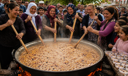 Bir kap aşure, bin gönüle bereket