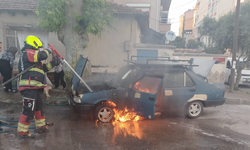 Balıkesir'de Mahalle Arasında Korku Dolu Anlar! Park Halindeki Araç Alev Aldı!