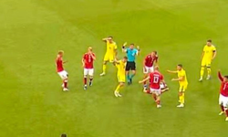 Christian Eriksen Maçta Bir Kez Daha Yere Yığıldı! Danimarka - Ukrayna Maçı İptal Edildi!