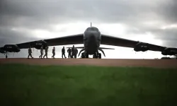 ABD’DE ASKERİ FACİA: Kaliforniya’da B-52 Bombardıman Uçağı Kalkıştan Hemen Sonra Düştü!