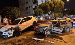 İZMİR'DE FECİ KAZA! Direksiyon Başında Kalp Krizi Geçiren Sürücü Park Halindeki Araçlara Çarparak Can Verdi!