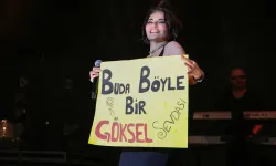 ANKARA'DA DUYGU DOLU ANLAR! Ünlü Sanatçı Göksel’e Sahnede Albüm Sürprizi: Gözyaşlarını Tutamadı!