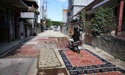 Adana'da Sıra Dışı Tepki: Mahalle Sakinleri Asfaltlanmayan Çukurları Halılarla Kapattı!