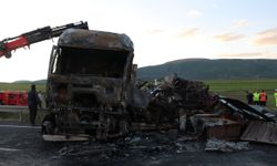 ERZURUM'DA FACİADAN MUCİZE KURTULUŞ! Lastiği Patlayan Hurda Yüklü TIR Bariyerlere Çarparak Alev Alev Yandı