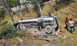 Balıkesir'de Can Pazarı! Köy Minibüsü Ve Araba Çarpıştı: 13 Yaralı Var!