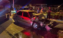 Balıkesir'de Feci Trafik Kazası! Araçta Sıkışan Sürücü Güçlükle Kurtarıldı!