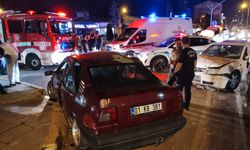 Balıkesir Akıncılar Mahallesi'nde Feci Kaza! Araçta Sıkışan Vatandaş Ekipler Tarafından Kurtarıldı!