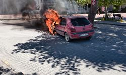Burhaniye’de Korkutan Dakikalar: Kent Lokantası Önünde Araç Alev Alev Yandı!