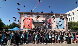 Bigadiç MYO’da Mezuniyet Coşkusu! Kep Atma Töreninde Duygusal Anlar