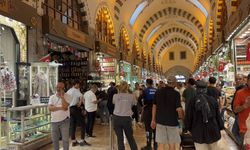 İstanbul Eminönü’nde Korkutan Dakikalar: Tarihi Mısır Çarşısı’nda Yangın Çıktı! Ekipler Acil Kodla Bölgeye Sevk Edildi!