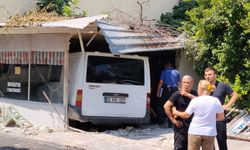 Osmaniye Kadirli'de Feci Kaza! Minibüs Kıraathaneye Girdi: 1 Ölü 3 Yaralı