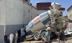 Ümraniye’de beton mikseri binaya çarptı! Sürücü araçta sıkışarak yaralandı