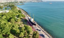 Samsun Caddelerinde İnanılmaz Manzara! 240 Tonluk Bandırma Vapuru Karadan Yürütüldü: İstiklal Meydanı'na Getirildi!