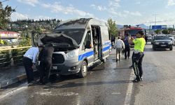 Karabük’te Can Pazarı! Diyaliz Hastasını Taşıyan Araç Alev Alev Yandı: Şoförün Dikkati Faciayı Önledi!