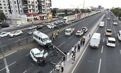 Diyarbakır Urfa Bulvarı'nda Korkutan Kaza! Otomobil İle Minibüs Çarpıştı: Yaralılar Var!