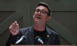 Londra'da Yeni Dönem Resmen Başladı: İngiltere'nin Yeni Başbakanı Andy Burnham Oldu!