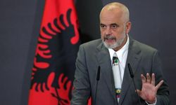 NATO Zirvesi’nde Protokol Dışı Görüntü: Arnavutluk Başbakanı Edi Rama’nın Ayakkabı Tercihi Dikkat Çekti