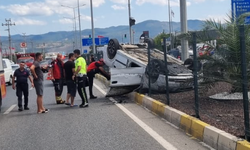 Edremit’te Feci Kaza: Tıra Arkadan Çarpan Otomobil Takla Attı!