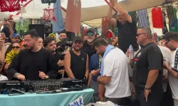 Coachella'dan Sonra Şimdi de Alaçatı Pazarı! Mahmut Orhan İç Giyim Tezgahının Önünde DJ Seti Kurdu, Esnafı Coşturdu!