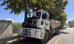 Bursa’da korkutan zincirleme kaza: Kamyon 2 araca çarptı, 3 kişi yaralandı