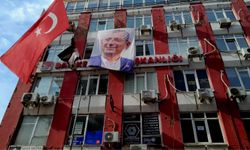 Özgür Özel'in kendisi gitti ama resimleri duruyor!