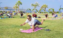 Burhaniye’de Sağlıklı Yaşam Rüzgarı: Yaz Boyu Ücretsiz Pilates ve Zumba!