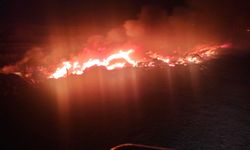 Ayvalık’ta Gece Yarısı Yangın Paniği! Hamambaşı Mahallesi’nde Çöp Yığınları Alev Alev Yandı: İtfaiyeden Hızlı Müdahale!