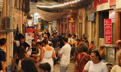 Ayvalık’ta Gece Pazarı Hareketliliği: Üretici ve El Emeği Ürünler Büyük İlgi Görüyor