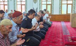 SINDIRGI’DA DEPREMİN 1. YILINDA DUALAR EDİLDİ, LOKMALAR PAYLAŞILDI