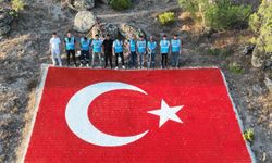 Dursunbey’de Tepeye Dev Türk Bayrağı! Tek Tepe’deki Ay Yıldız Yenilendi