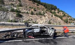 Bilecik'te Korku Dolu Anlar! Bariyere Çarpan Araç Alev Aldı, 3 Astsubay Son Anda Kurtarıldı!