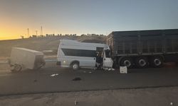 Malatya-Elazığ Kara Yolunda Can Pazarı! Tarım İşçilerini Taşıyan Minibüs Tıra Çarptı: 11 Yaralı!