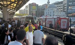 Şirinevler Metrobüs Durağında Şok Anlar! Yola Düşen Genç Kadın Metrobüsün Altında Kaldı!