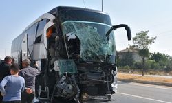 Afyonkarahisar’da Feci Kaza! Yolcu Otobüsü Kamyonete Çarptı: 1 Ölü, 15 Yaralı Var!