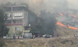 İzmir Karşıyaka'da Korkutan Yangın! Alevler Evlere Yaklaştı, Ekipler Müdahale Ediyor!