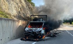 Sinop’ta Seyir Halindeki Kamyonet Yandı! Dıranaz Tüneli Mevkisinde Yangın Paniği!