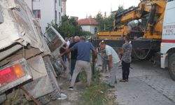 Yokuş Aşağı Sürüklenen Kamyoneti Durdurmak İsterken Duvar ile Araç Arasında Sıkıştı!