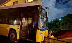 İstanbul Sarıyer'de İETT Otobüsü Evin Çatısına Düşmekten Son Anda Kurtuldu! Cadde Trafiğe Kapatıldı!
