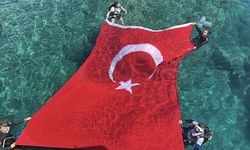 Ayvalık’ta Zafer Bayramı’nı Denizin Altında Kutladılar! Türk Bayrağını 20 Metrede Açtılar