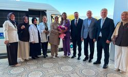 AK Parti Kadın Kolları Genel Başkanı Tuğba Işık Ercan Balıkesir’de Çiçeklerle Karşılandı!
