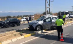 Burhaniye'de Can Pazarı! Kamyon ile Otomobil Çarpışt: 1 Ölü, 2 Yaralı! Sürücü Gözaltında!