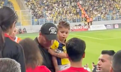 Gençlerbirliği - Fenerbahçe Maçında Çirkin Görüntü: Minik Taraftarın Formasını Çıkarttırdılar!