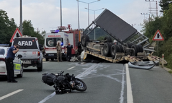 Çekici Karşı Şeride Geçti! Motosikletle Çarpıştı, 2 Kişi Hayatını Kaybetti