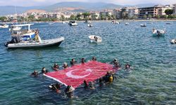 Erdek'te Derinlerde Gurur Dolu Anlar! Türk Bayrağını Denizin Altında Açtılar!