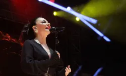 Edremit’te Zafer Bayramı Coşkusu! Fener Alayının Ardından Fatma Turgut Konseri!