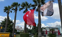Aydemir Erdoğan’ın fotoğrafını gündeme taşıdı, Cumhuriyet Meydanı’ndaki bayrak gözden kaçtı!