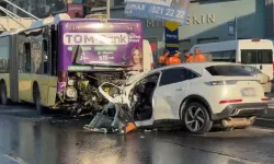 Küçükçekmece D-100’de Feci Kaza: Otomobil İETT Otobüsüne Çarptı, 3 Kişi Yaşamını Yitirdi!