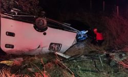 Edremit - Havran Yolunda Trafik Kazası: Lastiği Patlayan Karavan Tarlaya Savruldu, 1 Yaralı!
